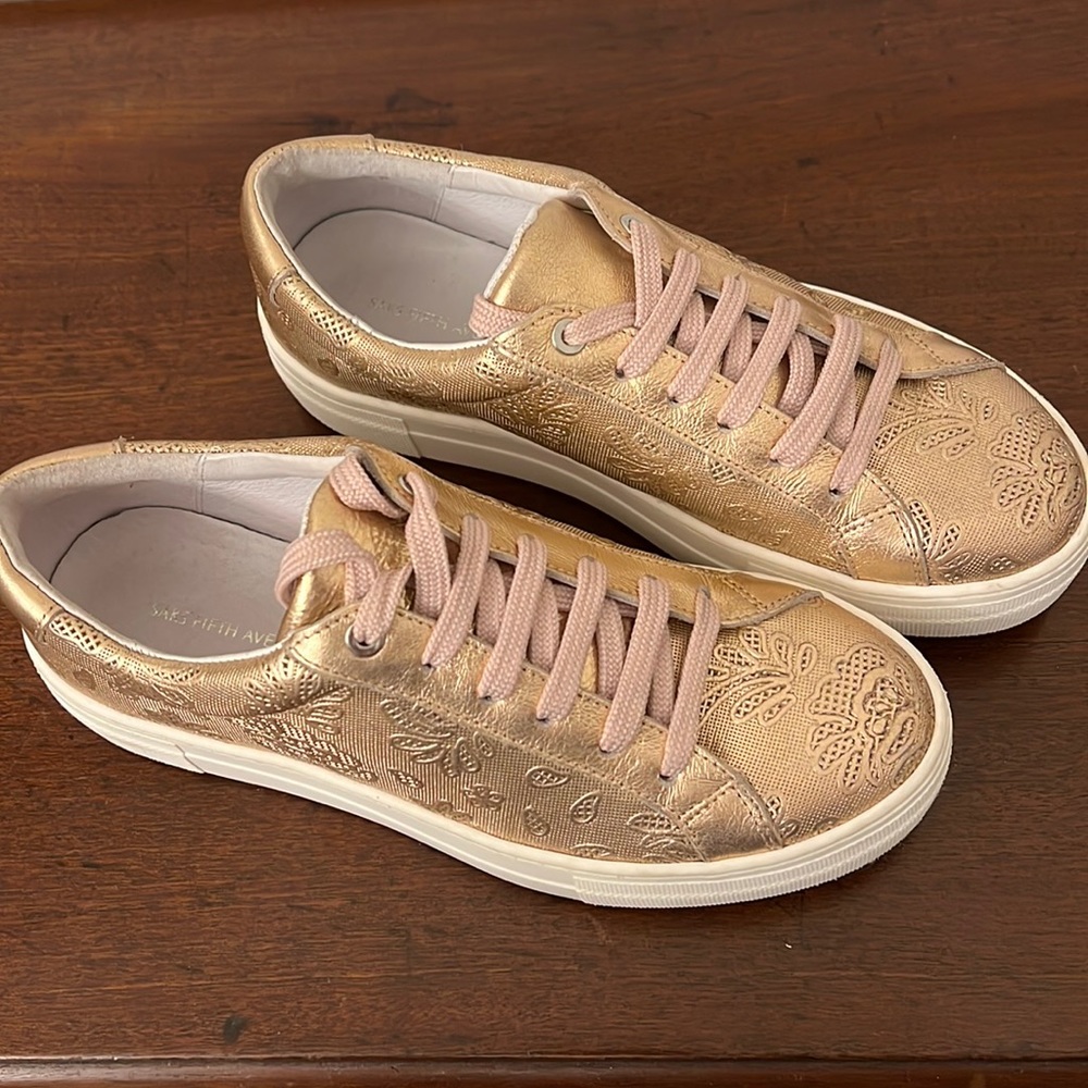 SAKS FIFTH AVENUE LEATHER SNEAKER size 8